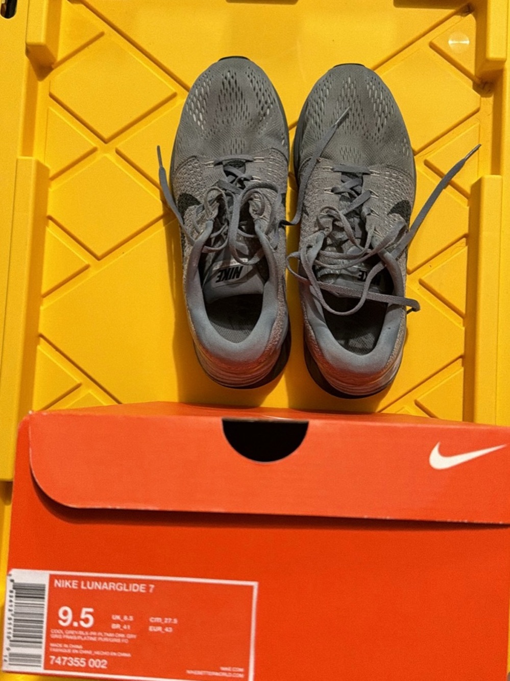 Nike Men’s Running Shoes in Gray with Subtle Black Accents